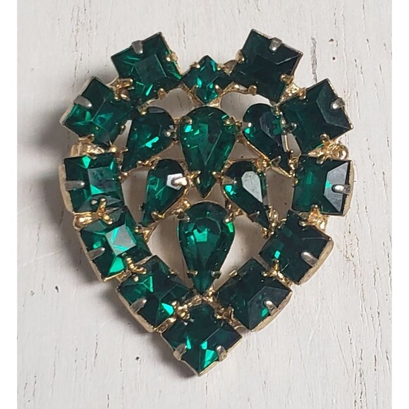 Vintage Emerald Green Rhinestone Heart Prong Set Gold Tone Brooch - Picture 12 of 16